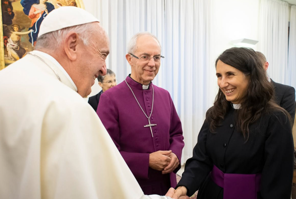 Image of the Reverend Blog author Dr Isabelle Hamley shaking hands with Pope Francis.